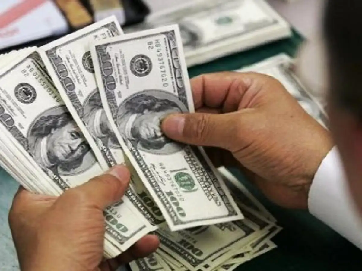 El dólar salta 50 centavos y roza los 39 pesos