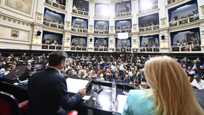 Kicillof busca respaldo legislativo para endeudarse y aliviar a los municipios.