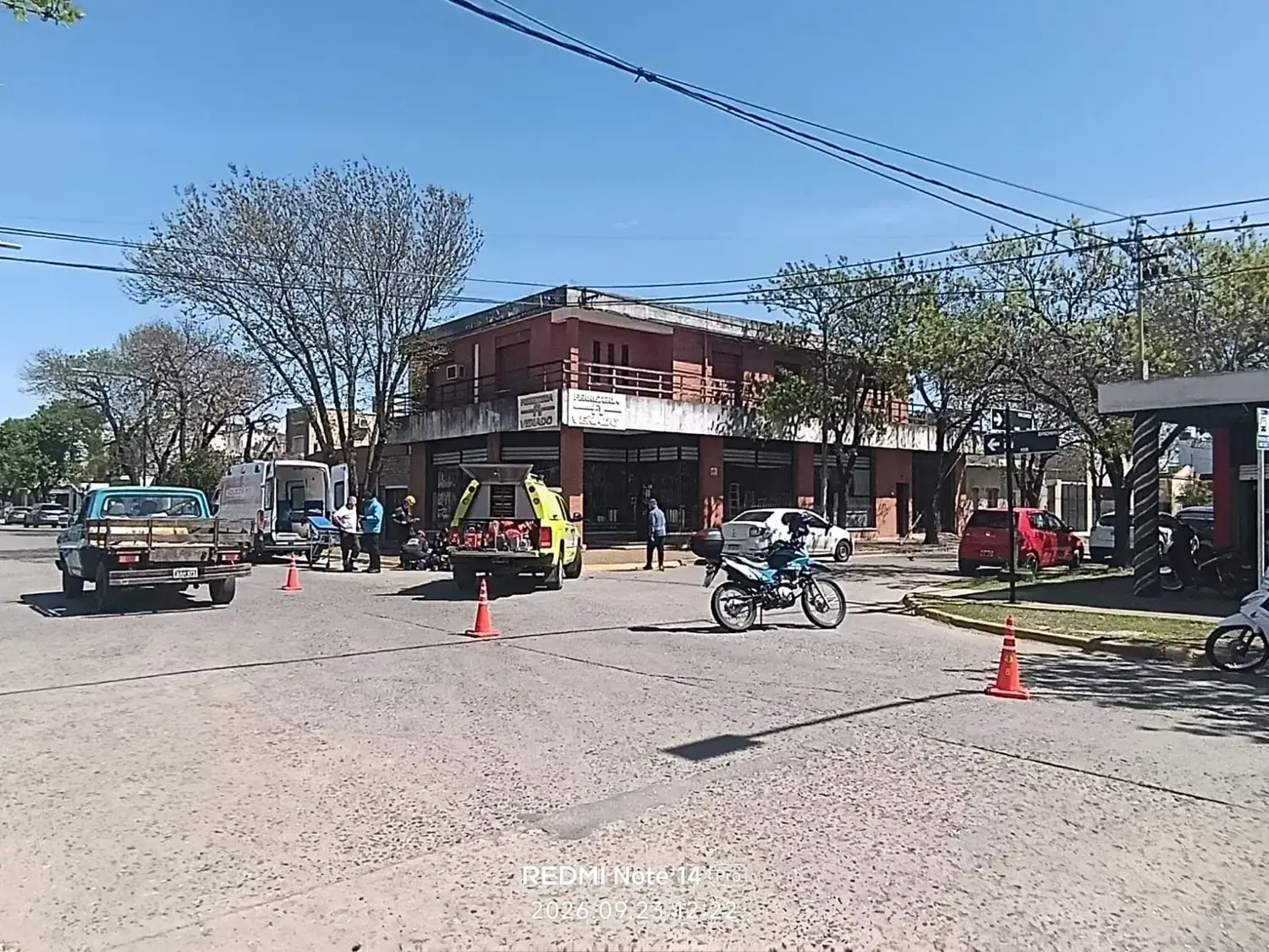 Servicios de Emergencia atendieron al motociclista lesionado.