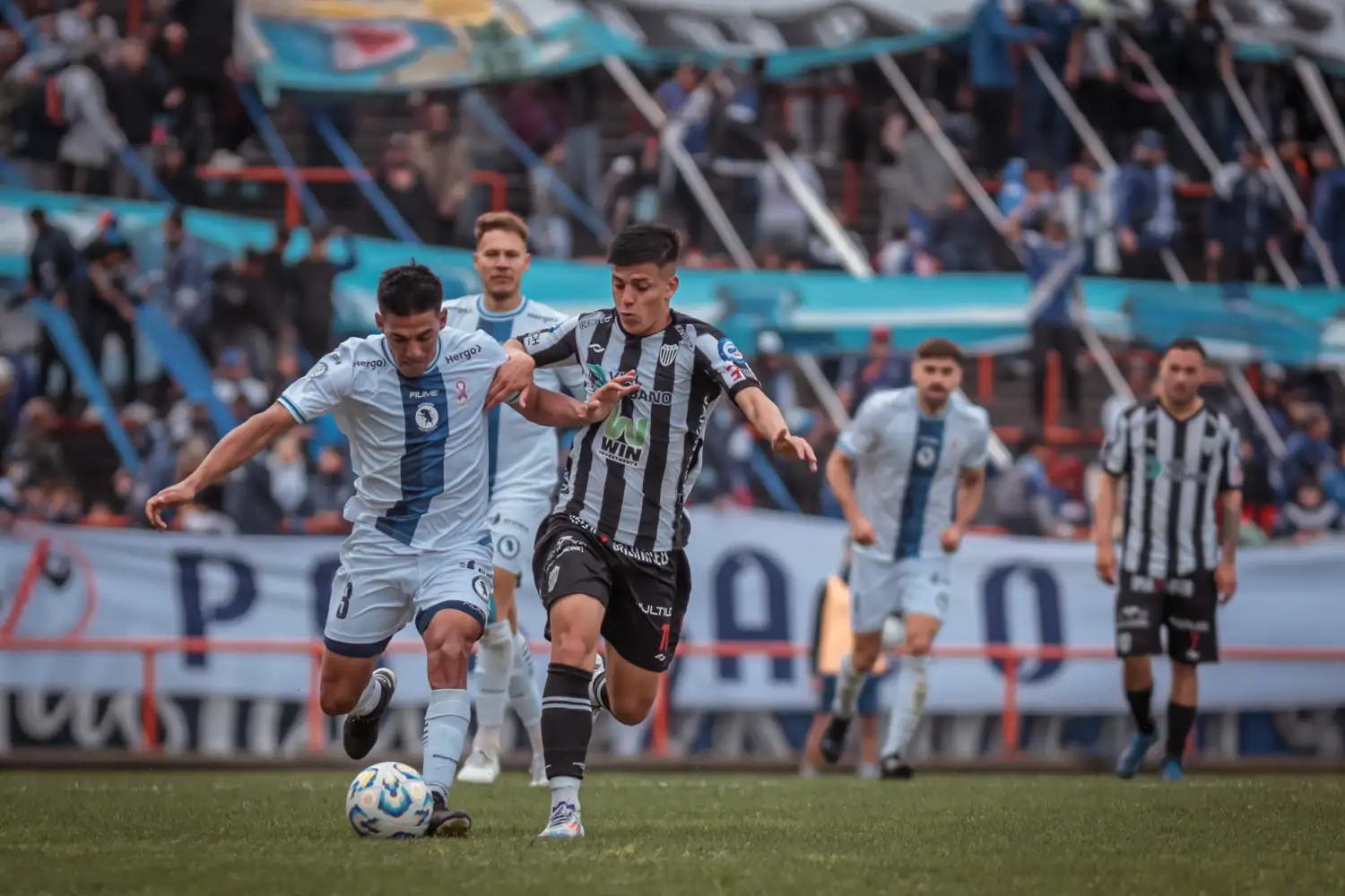 Franco Malagueño defendiendo la pelota del rival
