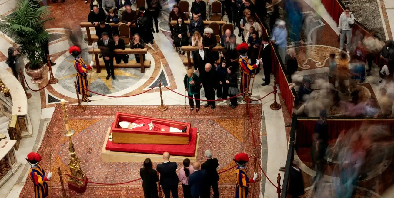 El féretro del papa Francisco en la Basílica de San Pedro. REUTERS/Remo Casilli
