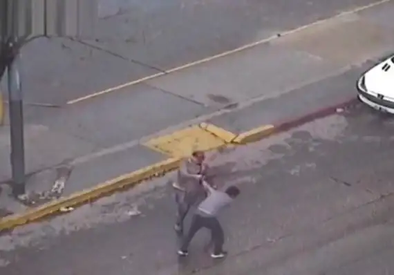 Un hombre se defendió a cintazos de dos cuidacoches que lo agredieron en plena calle