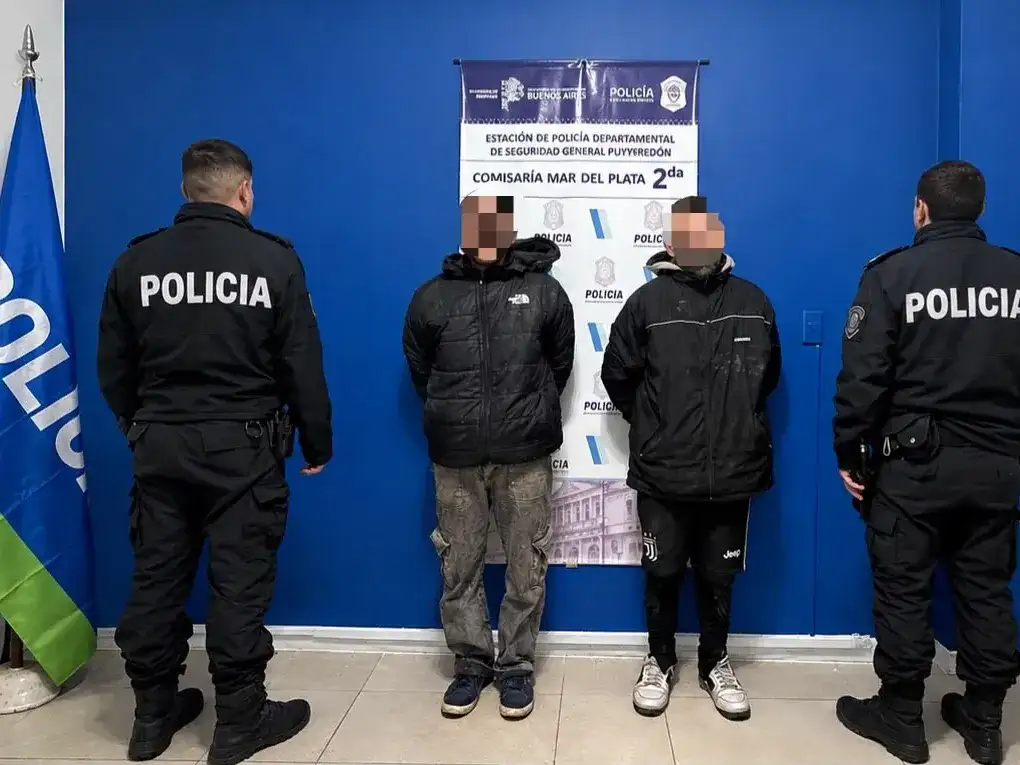 Aprehenden a dos hombres por robar objetos de un auto