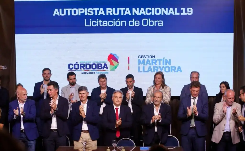 Llaryora encabezó el anuncio de la licitación de la autopista.