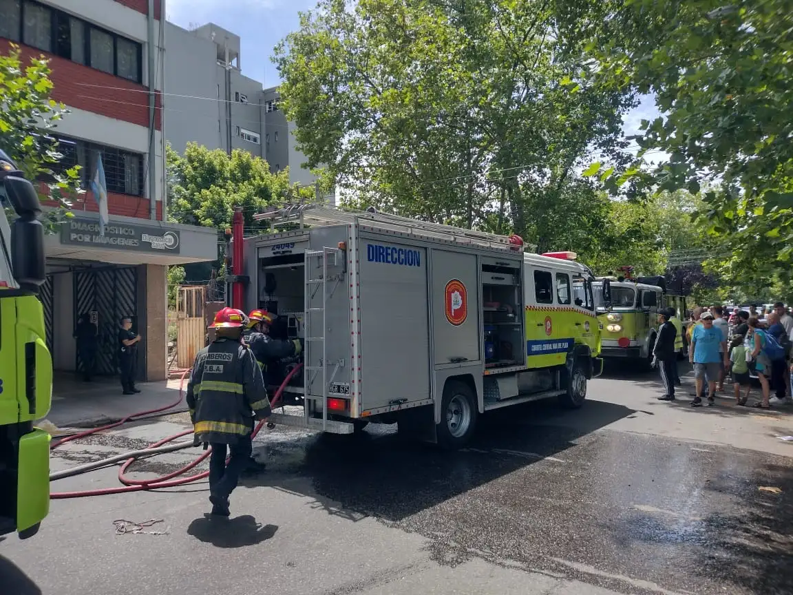 Incendio en una vivienda de la calle España: no se registraron heridos y el tránsito permanece cortado