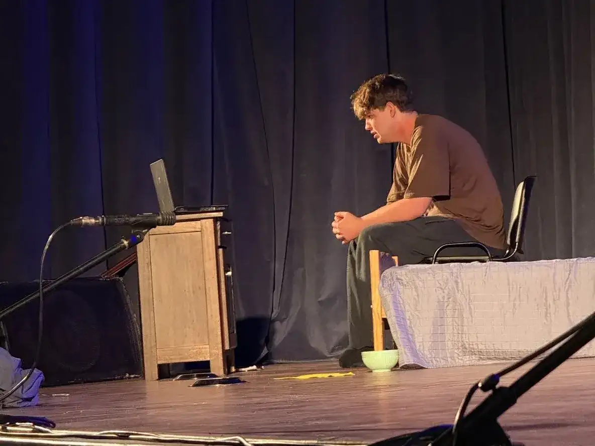 La propuesta teatral generó un espacio de intercambio en el que estudiantes y docentes pudieron debatir sobre los personajes, las situaciones representadas y las responsabilidades del entorno familiar y social frente a las apuestas digitales.