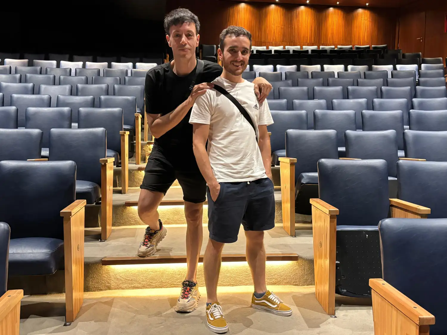 Roberto Peloni y Emiliano Dionisi, protagonista y director respectivamente de la obra "El Brote", visitando el Teatro Tronador.