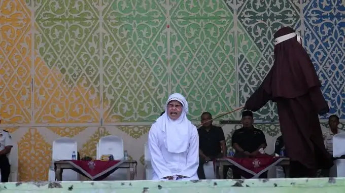 La joven recibió 21 azotes durante un castigo público por violar la ley islámica en Banda Aceh.