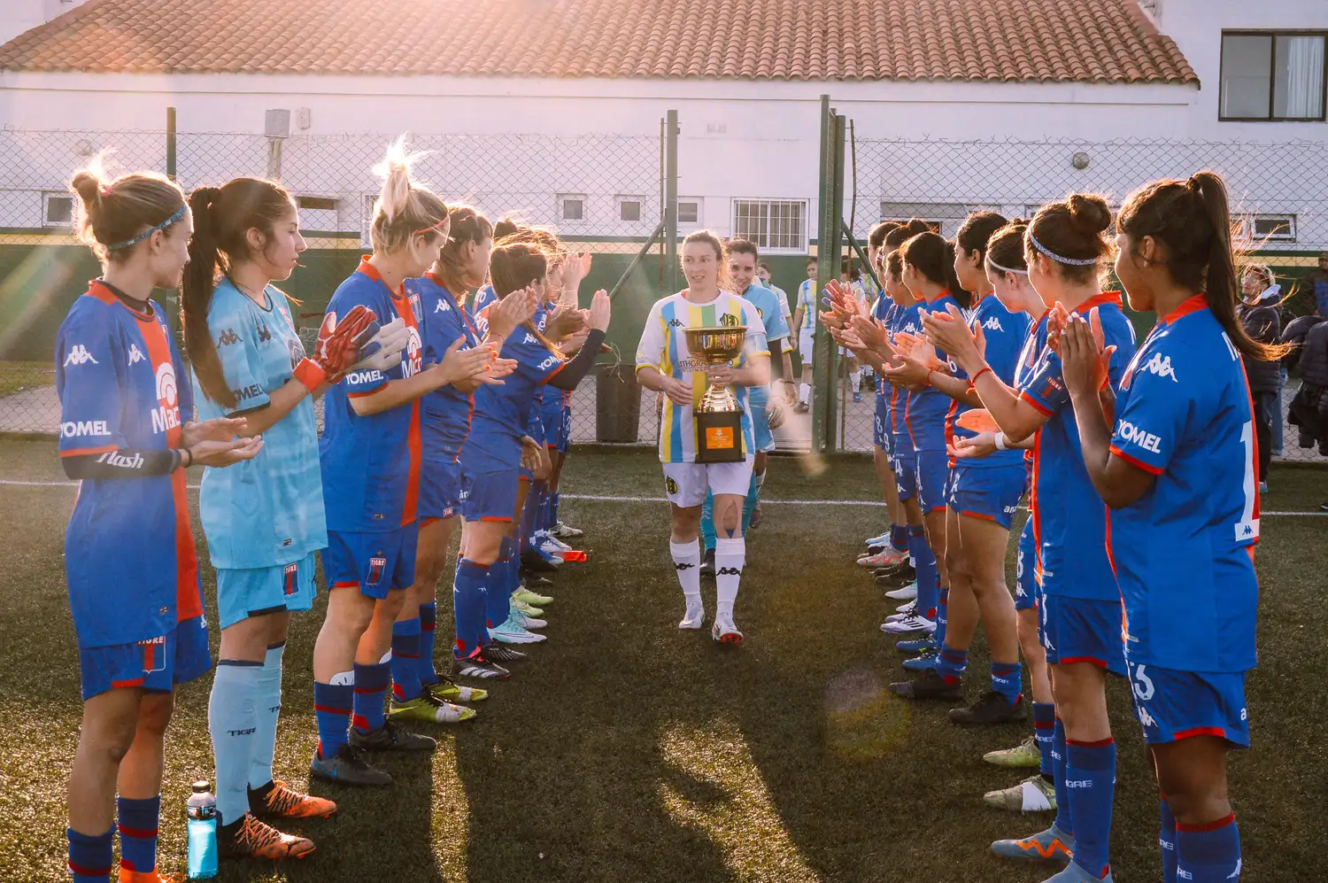 Las “Tiburonas” entrando al campo con la copa en manos (FOTO: prensa Aldosivi)