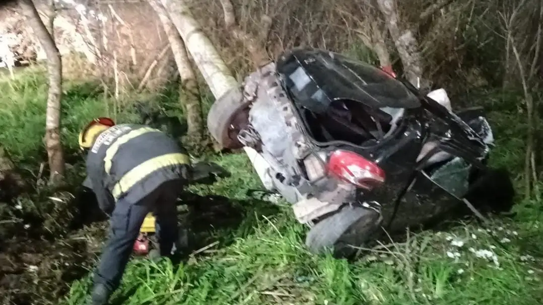 Grave accidente en Ruta 88: un hombre perdió la vida tras colisionar su vehículo contra un poste