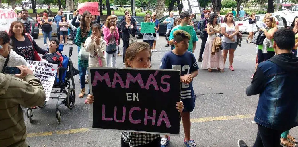 Padres se manifiestan por recortes en el programa "Incluir Salud"