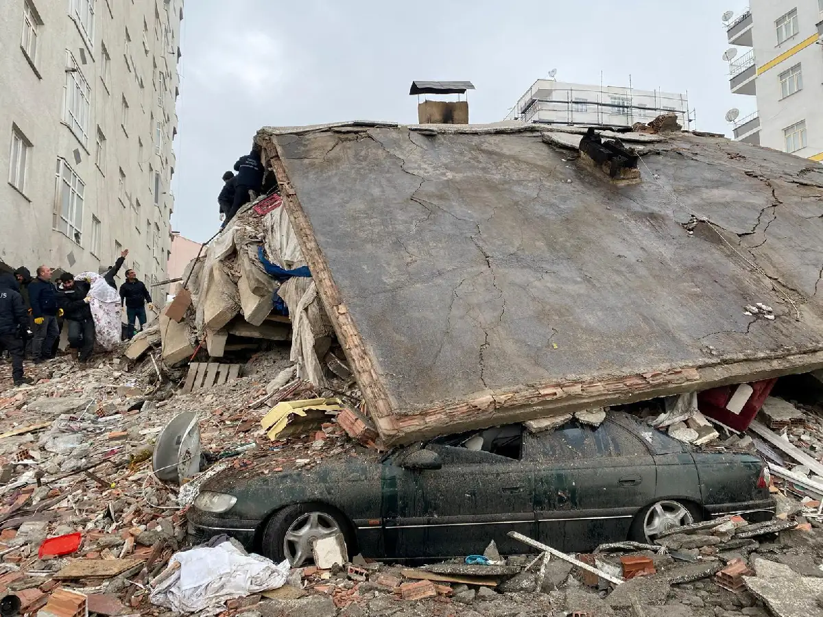 Turquía y Siria: más de 1.400 muertos y muchos atrapados tras devastador terremoto