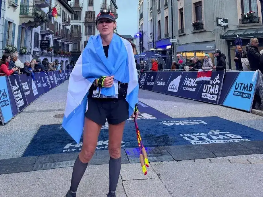 Natalia Broglia, apenas concluida la competencia en Los Alpes, entre Francia, Suiza e Italia. Foto: Gentileza