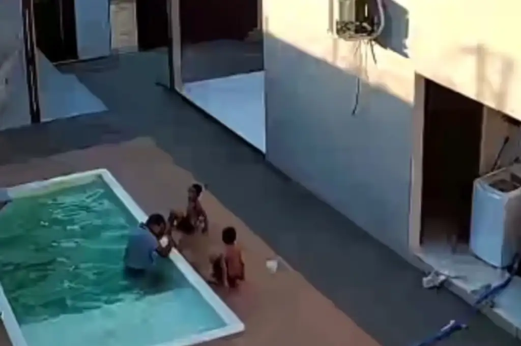 El hombre logró sacar a sus hijos del agua. (Foto: captura de video).