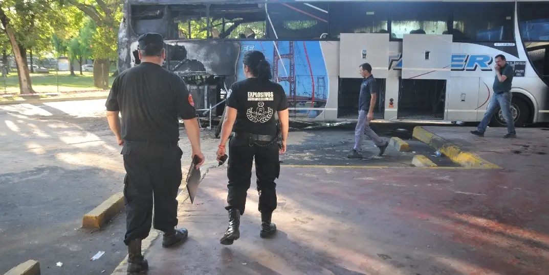 Se incendió un coche de Etacer en la Terminal