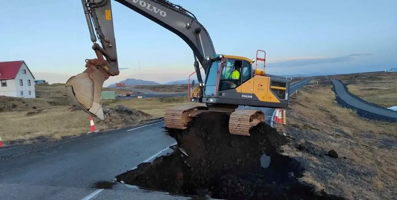Los trabajos en una ruta cercana a Grindavik, luego de la grieta provocada por el sismo. Crédito: Road Administration of Iceland