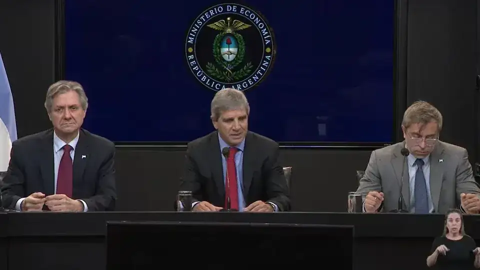 El ministro de Economía, Luis Caputo, presentó el programa financiero para 2026/2027 junto con el viceministro de Economía, José Luis Daza, y el secretario de Finanzas, Federico Furiase.