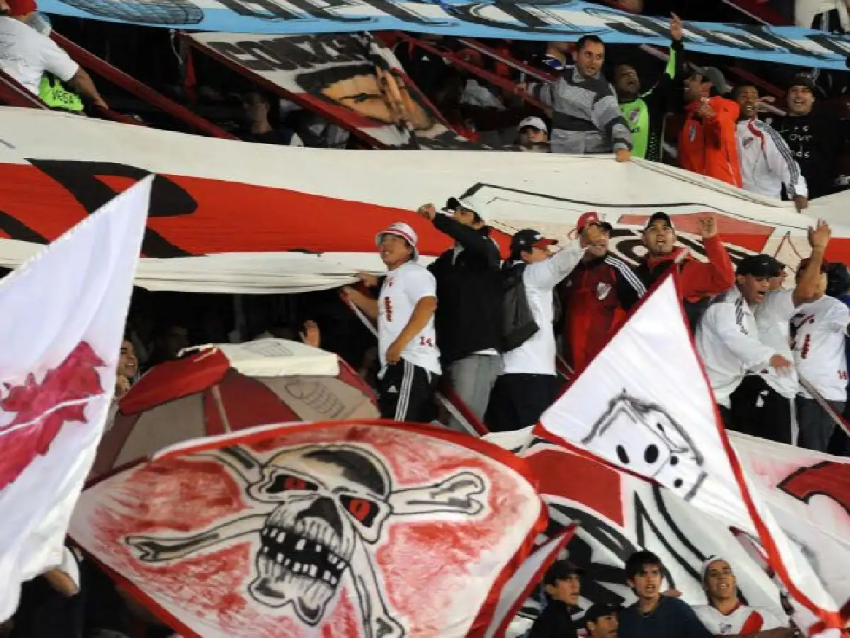 Acusan a un ex barra de River y a una empresa de ventas on line por el negocio de la reventa de entradas
