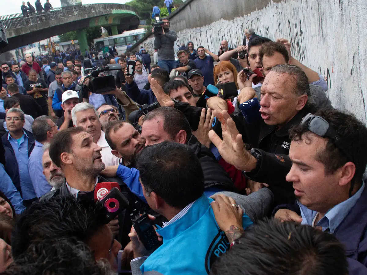 Detienen a dos colectiveros por la agresión a Berni: allanaron viviendas y empresas de transporte