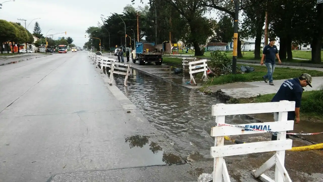 Realizan tareas de recuperación de hormigón en el ingreso al HIGA