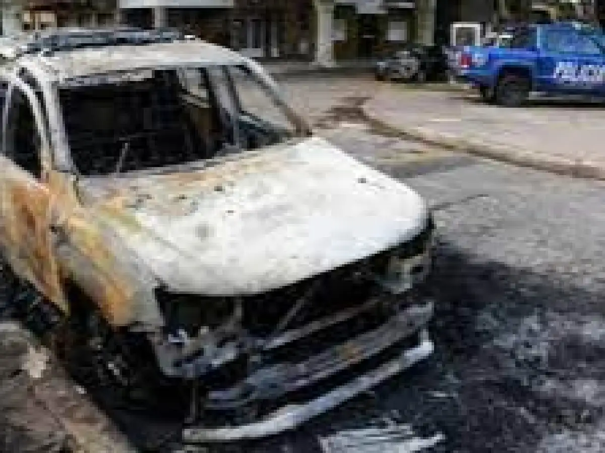 Prendieron fuego un patrullero y dejaron una amenaza en Rosario: "Dejen de agarrar plata de los giles, corruptos"