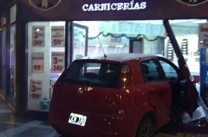 Chocó contra un taxi y terminó adentro de una carnicería