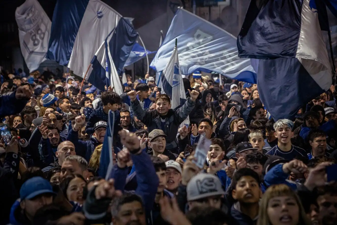 Alvarado reunió a cientos de hinchas en un vibrante banderazo