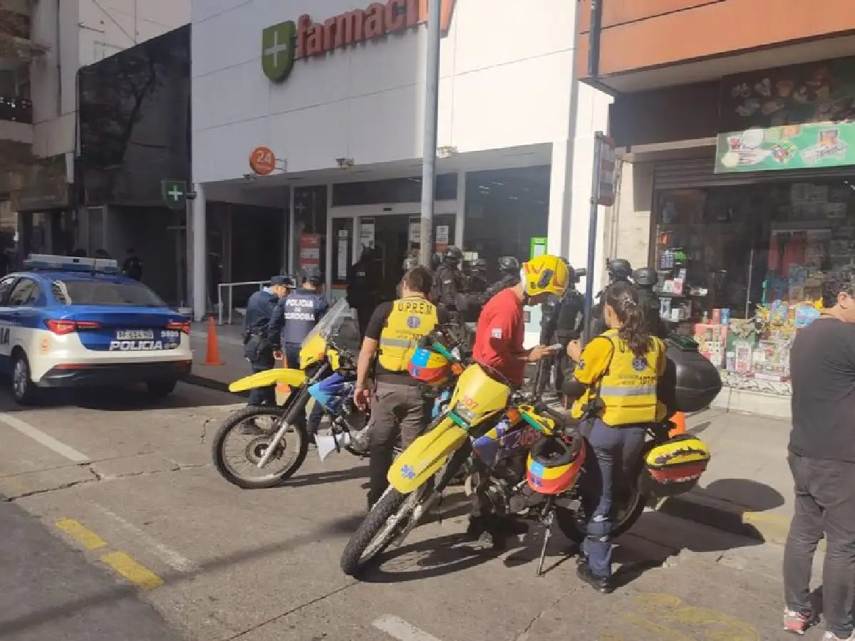 Tensión en Córdoba-  Se entregó el joven que se atrincheró en un local de Farmacity con una navaja