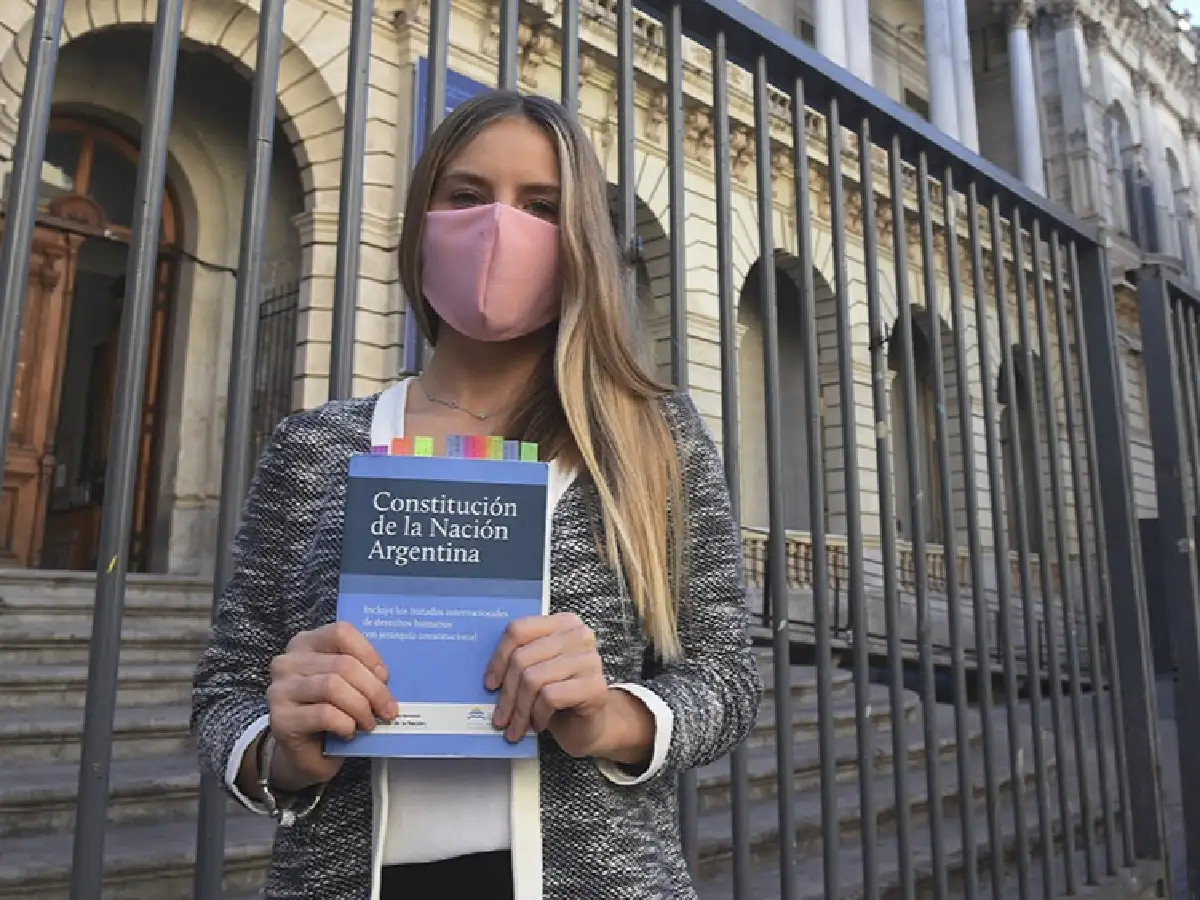 Se recibió de abogada tras examen virtual ante el intendente y un docente desde Tasmania