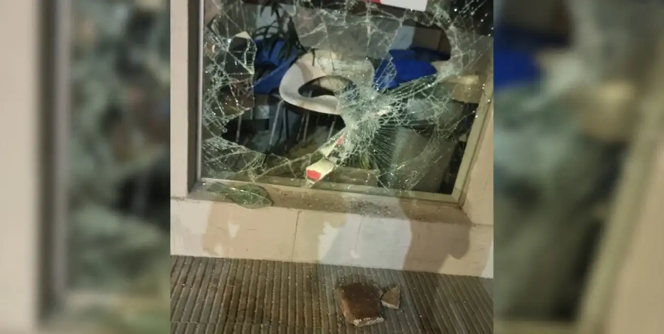 Una de las vidrieras del frente del negocio fue dañada