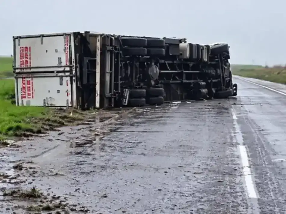 Un camión despistó y volcó sobre la Autovía 2