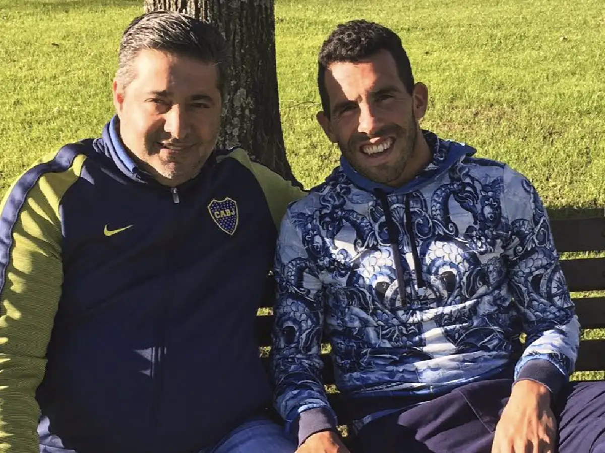 Angelici se reunió con Tevez, pero aclaró que "por ahora no vuelve"