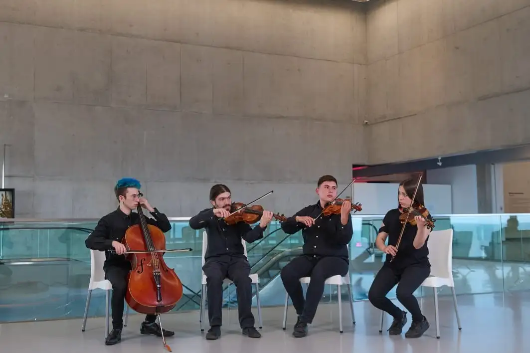 El cuarteto ejecutará un repertorio con obras de Wolfgang Amadeus Mozart, Johannes Brahms, Johann Sebastian Bach.