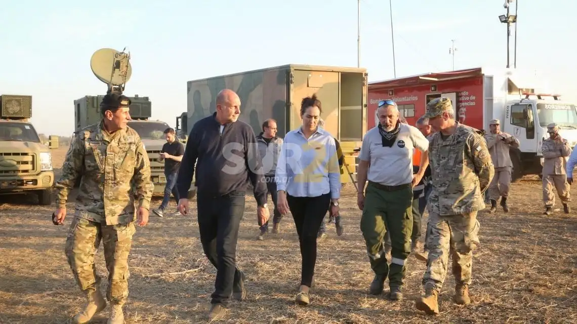 Combate de incendios en las islas: Perotti recorrió el puesto del comando unificado en la base operativa de Alvear