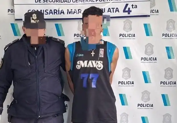 El intento de robo fue advertido por el propietario del vehículo, una Citroën Berlingo, quien inició una persecución a pie de los sospechosos.