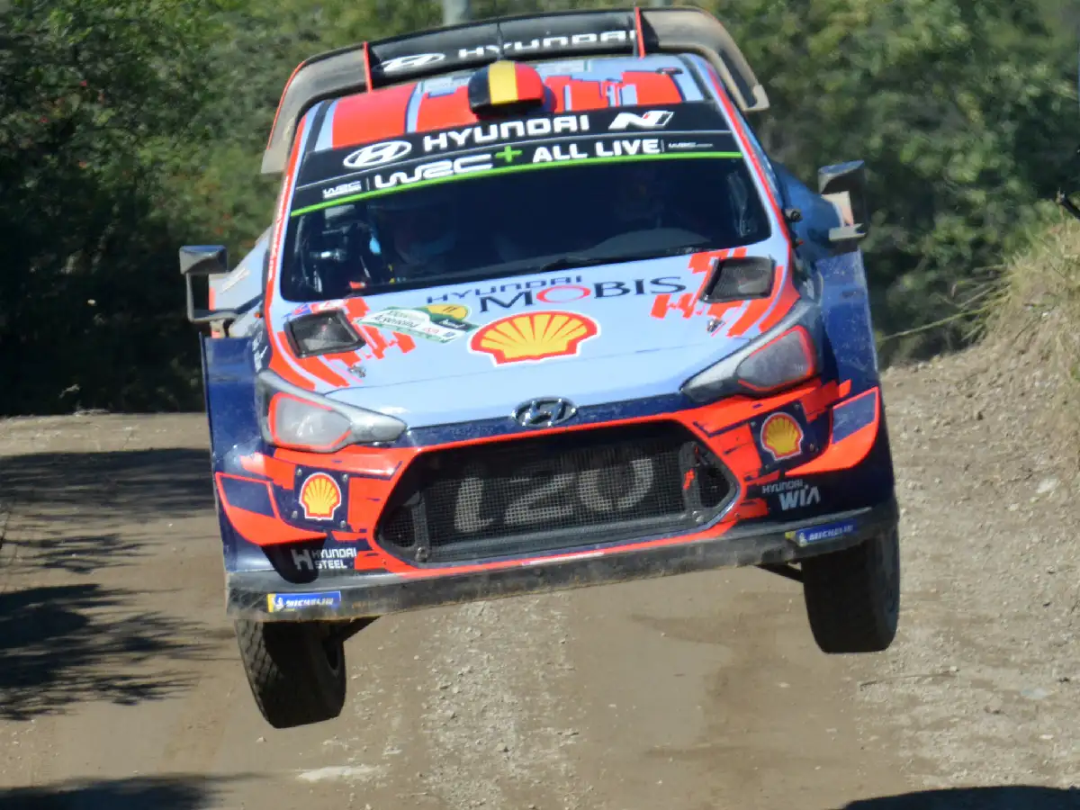 Neuville se aferra a la punta