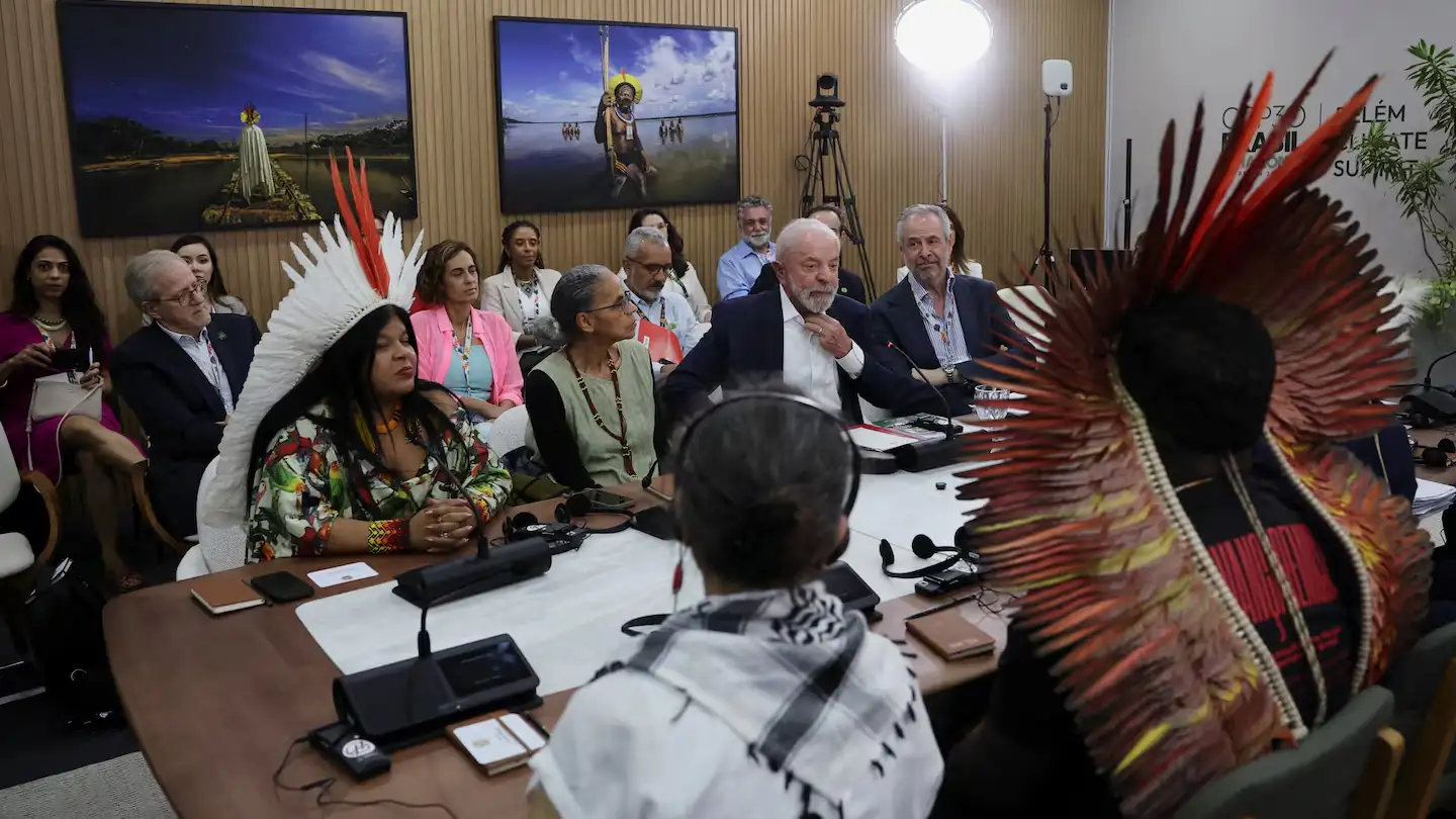 Lula da Silva se reunió con representantes indígenas en su segunda visita a la COP30. Foto: Reuters