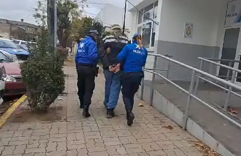 El hombre fue detenido por la policía.