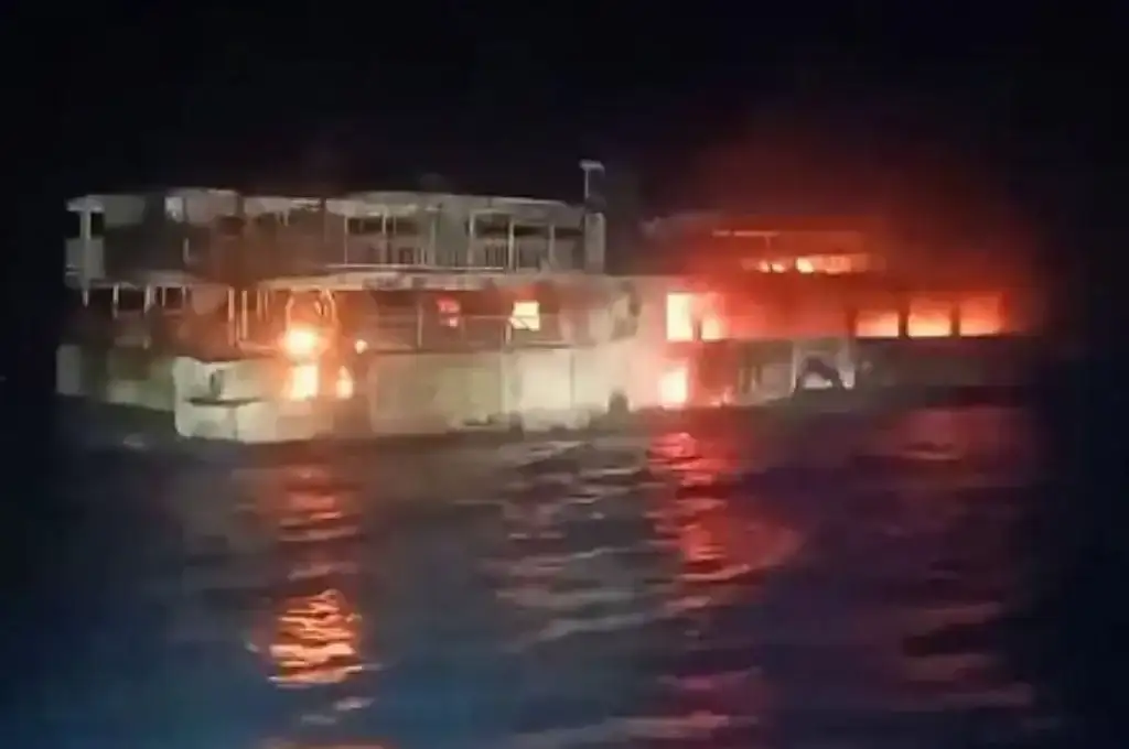 Voraz incendio de un ferry