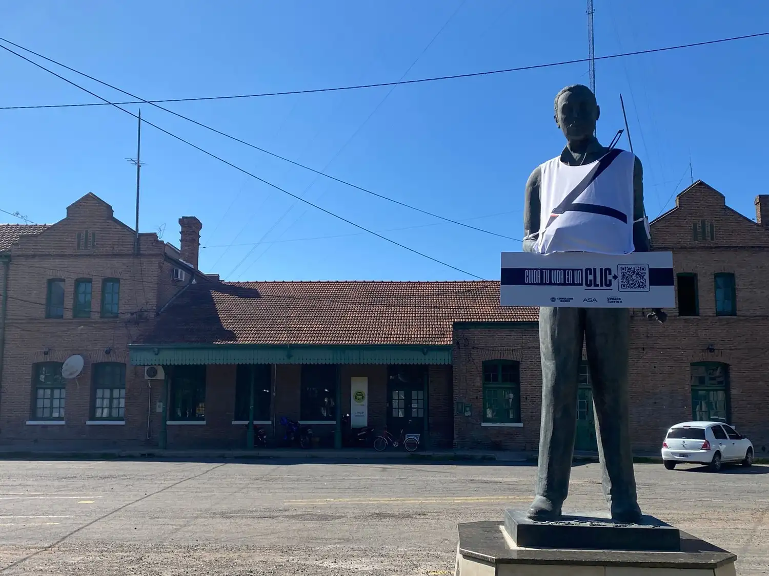 El creador de la Marcha San Lorenzo con el cinturón de seguridad en la explanada del ferrocarril.