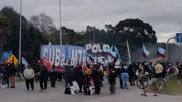 Organizaciones sociales protestan en la Ruta 2: "Vamos a permanecer acá hasta la tarde"
