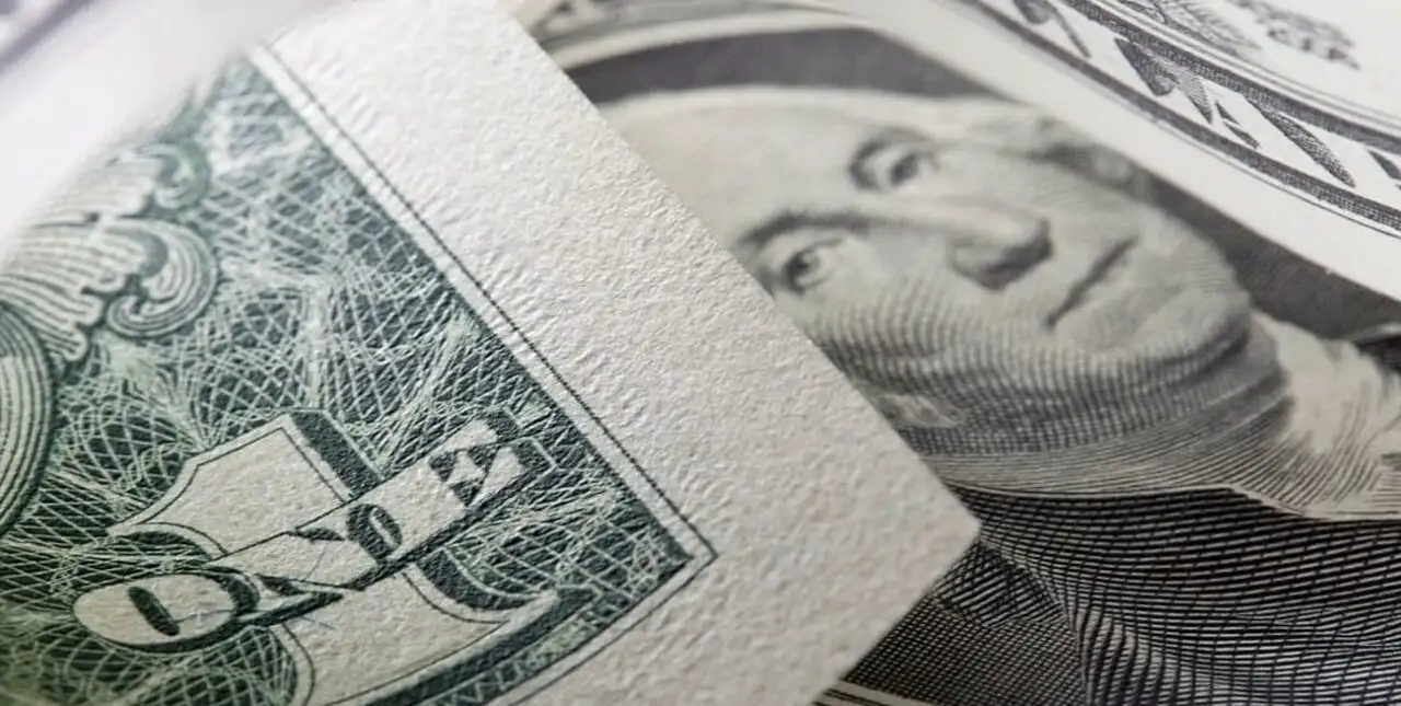 Fuerte rebote del dólar blue: subió cinco pesos y cerró en $ 330