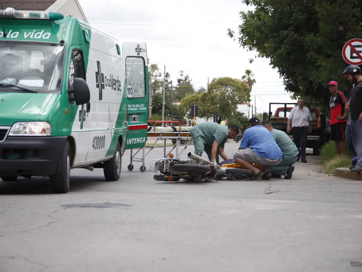 Otro accidente en Dante Alighieri y Caseros deja motociclista lesionado