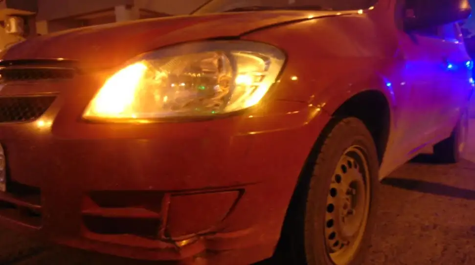 El automóvil involucrado fue un Chevrolet Celta rojo, ocupado por Joaquín, de 42 años, y Gladis, de 76. Crédito: Bomberos de Venado Tuerto.