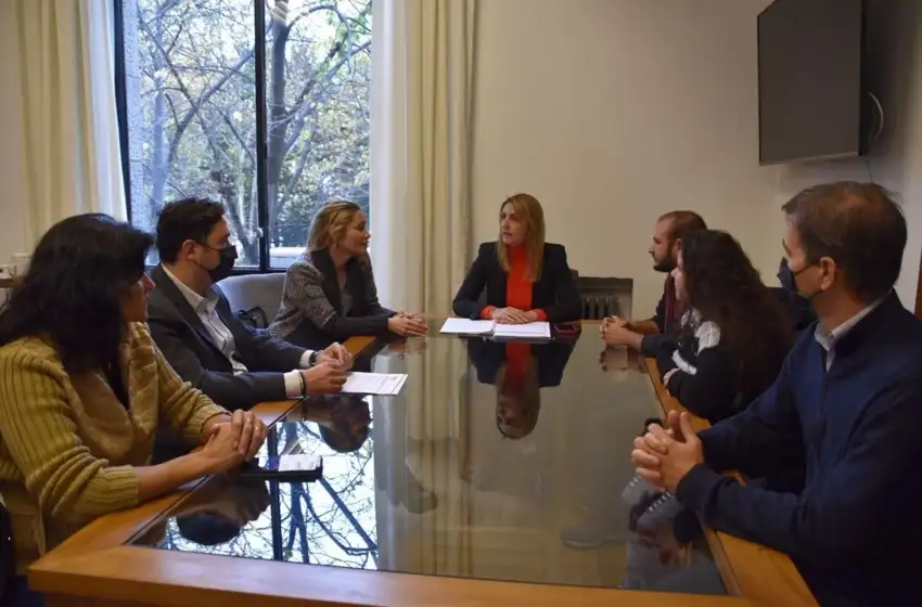 El Municipio y el sector comercial acordaron capacitar personal para mejorar la atención a personas sordas