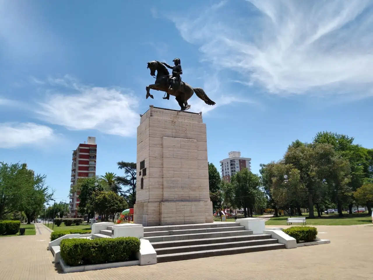 Nuevo hecho de vandalismo: rayaron el monumento central de la plaza San Martín 
