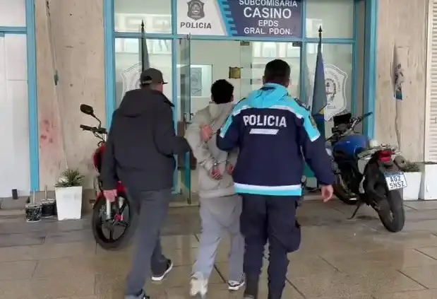 El imputado de 18 años recuperó la libertad luego de ser notificado formalmente de la causa, mientras que el adolescente de 17 años fue entregado a sus progenitores.