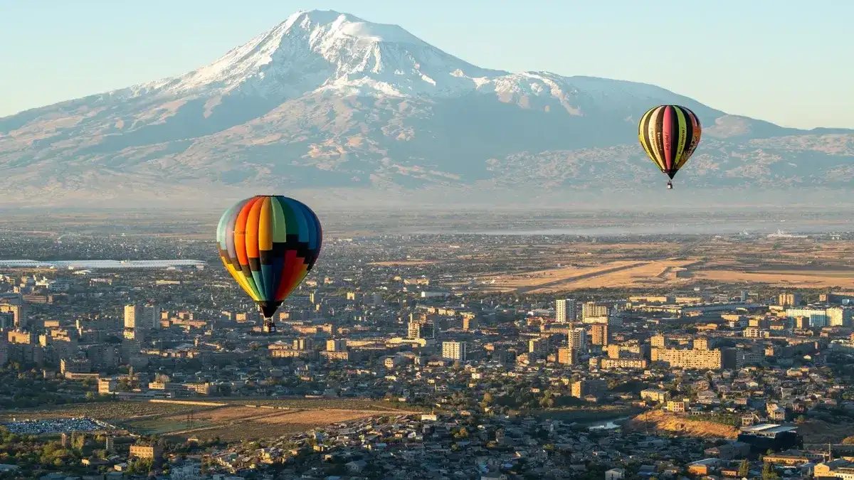 Globos aerostáticos sobre Ereván, con el monte Ararat al fondo. Fotógrafa: Karen Minasyan/AFP/Getty Images