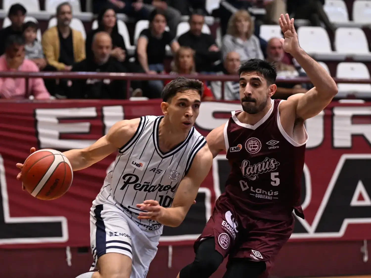 Peñarol remontó un partido cambiante y venció a Lanús