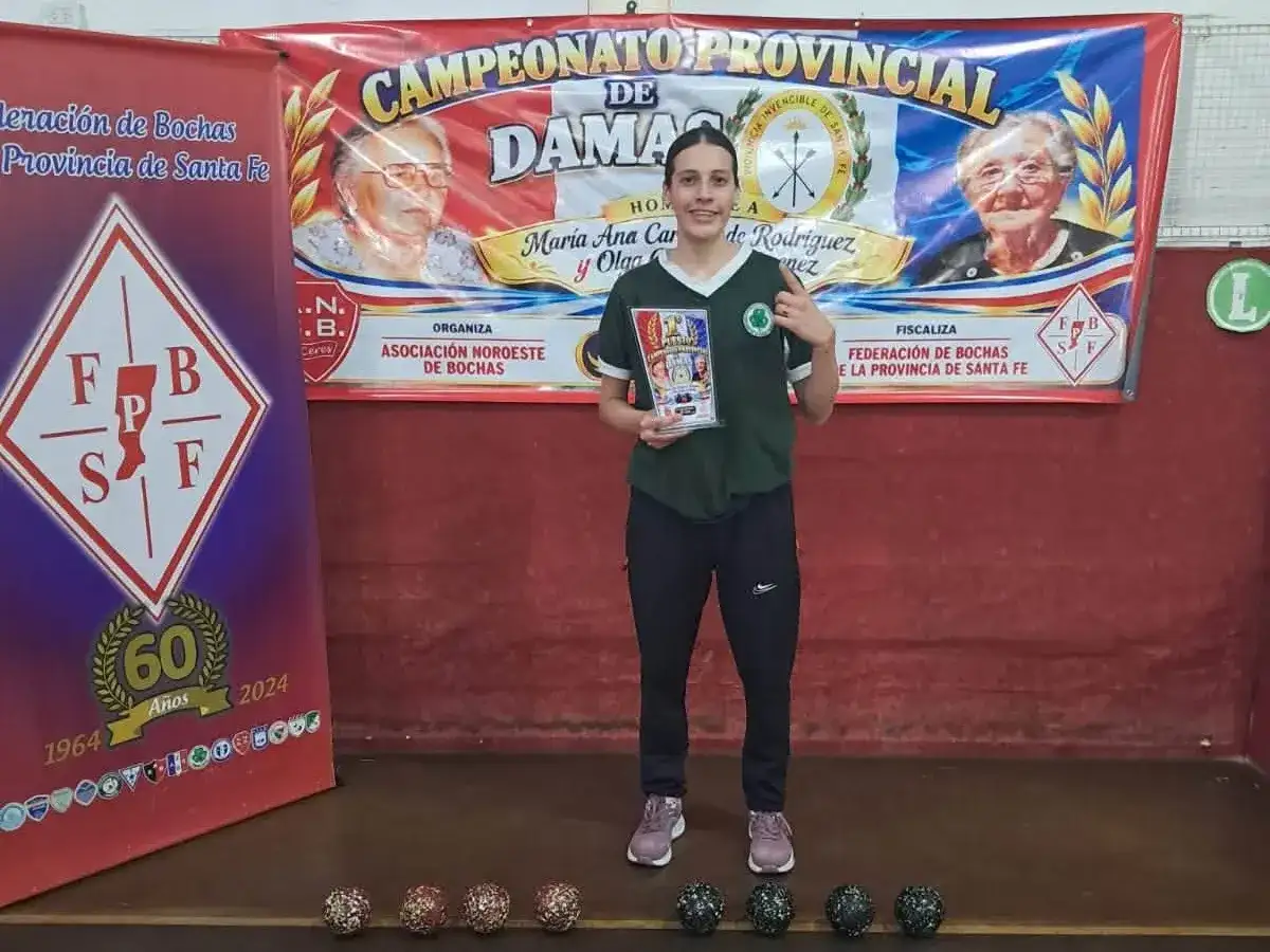 La deportista de Chovet posa con su trofeo frente al banner oficial del torneo, preparándose para representar a la provincia en el próximo campeonato argentino.